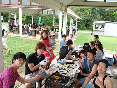 仲間と食べるBBQは最高です