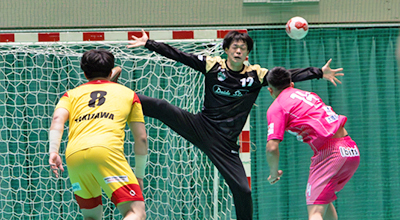 地元で好セーブ連発、勝利に貢献した久保選手。