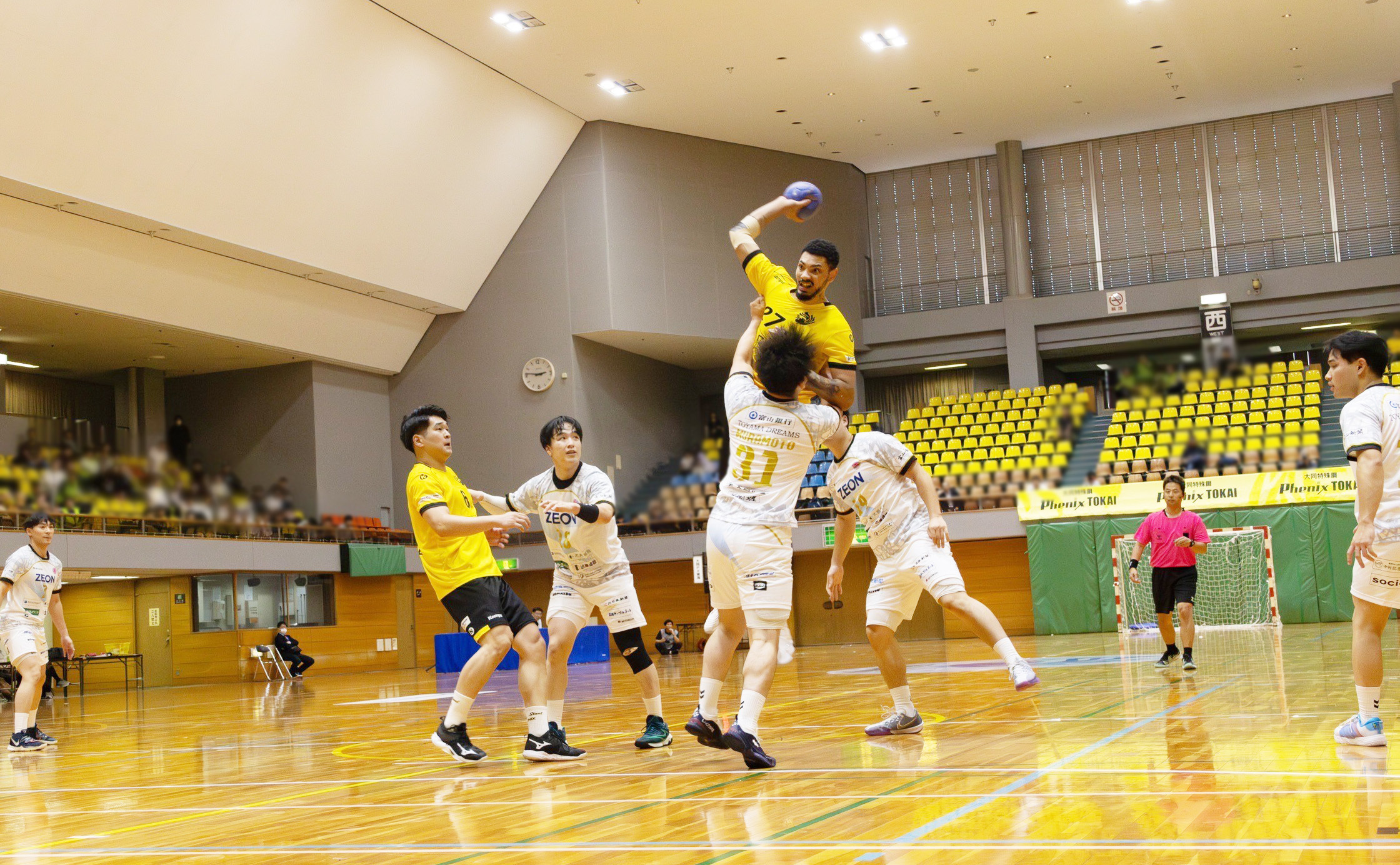 ロングシュートを打つスコット選手