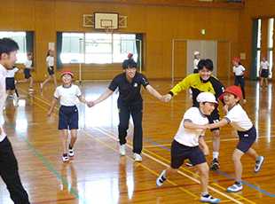 子供たちと一緒に鬼ごっこ