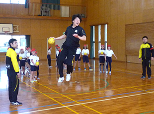 シュートのお手本を見せる石橋選手