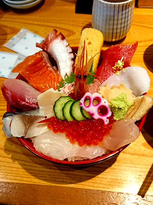 ボリューム満点の海鮮丼！