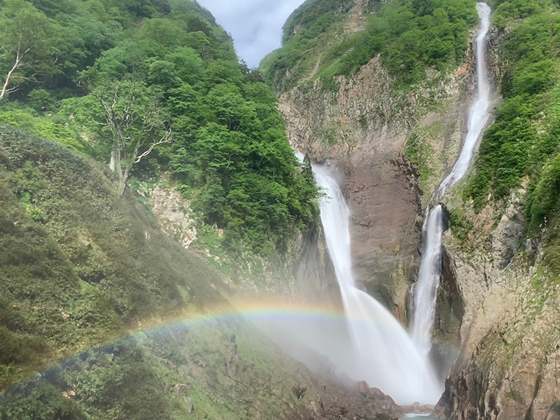 虹のかかった称名滝！