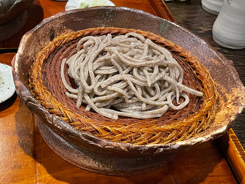 粗挽きで太い蕎麦を塩で食べました